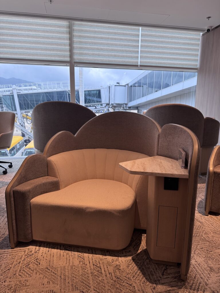 獲得 2025 年區域最佳機場貴賓室的 Kyra Lounge 中的舒適座位