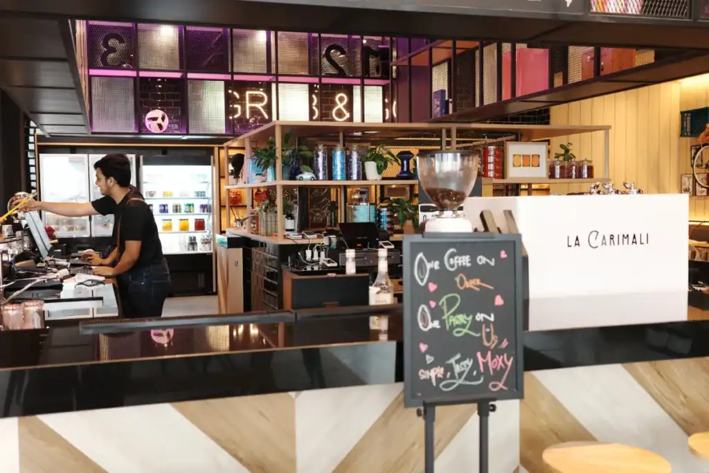 Lobby 的吧檯及咖啡機，前台人員身兼 receptionist， bartender 及 barista