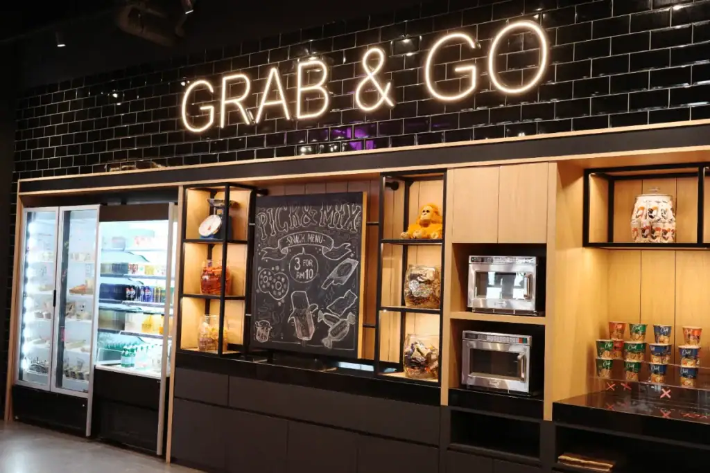 想要吃個泡麵當宵夜？需要外帶一份簡便早餐？那就「Grab & Go」吧