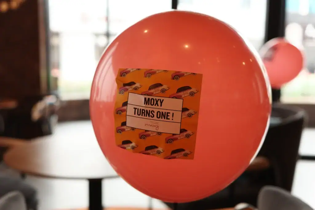 Moxy KL Chinatown 慶祝開業一周年，大廳隨處可見「一歲生日」的氣球裝飾