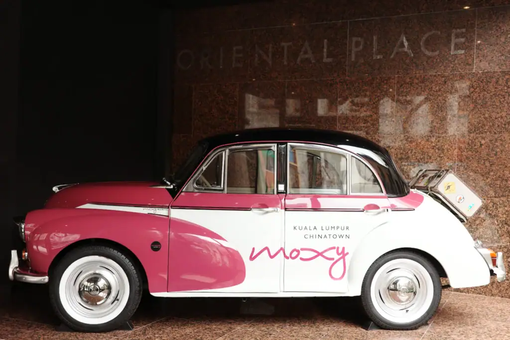 建築物入口處被漆上 Moxy 品牌標志的甲蟲車